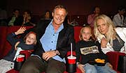 Konstantin Wecker und Frau Annik und Sohn Tamino und Valentin bei Weltpremiere Herr Bello am 06. Mai 2007 im Maxx Filmpalast in München (Foto: Constatin Film)